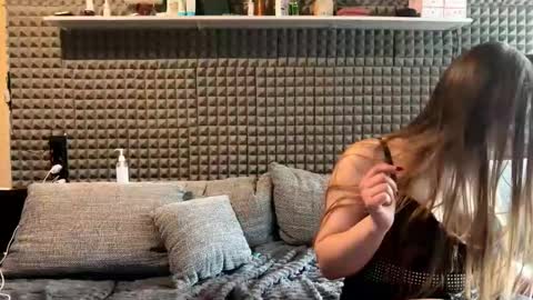 Dee Lorrie online show from March 9, 12:30 pm