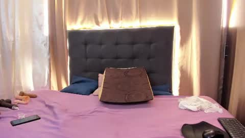 Delilah  online show from July 31, 1:06 am