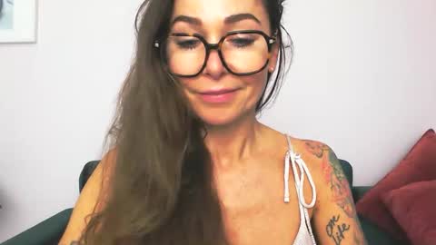 Snapshot of delilah_sweet chatting on September 24, 3:33 pm delilah_sweet online show from September 24, 3:33 pm