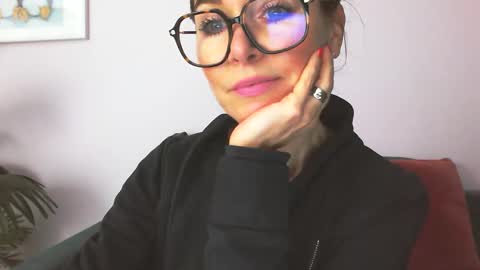 Snapshot of delilah_sweet chatting on October 20, 3:26 pm delilah_sweet online show from October 20, 3:26 pm