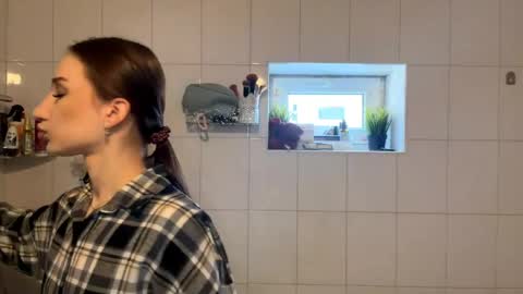 Delphaswindler online show from April 25, 12:30 pm