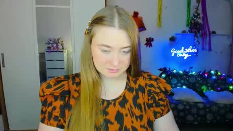 Snapshot of demure_soul chatting on December 5, 4:01 pm Sophie online show from December 5, 4:01 pm