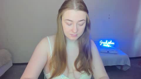 Snapshot of demure_soul chatting on February 22, 5:23 am Sophie online show from February 22, 5:23 am