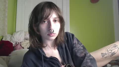 Snapshot of devilg1rl chatting on October 8, 4:28 am poutyangel online show from October 8, 4:28 am
