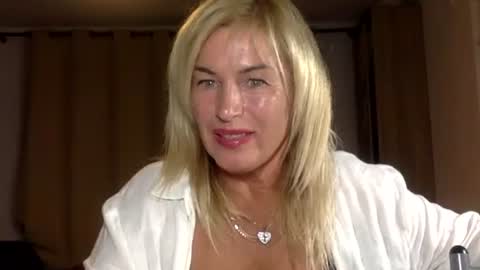 Snapshot of diana583578 chatting on October 19, 8:11 pm diana583578 online show from October 19, 8:11 pm