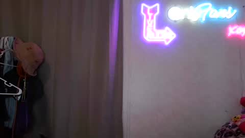 Snapshot of dimepiecexxx chatting on October 9, 2:37 am Sofie online show from October 9, 2:37 am