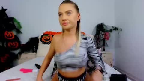 Chloe online show from October 22, 9:14 am