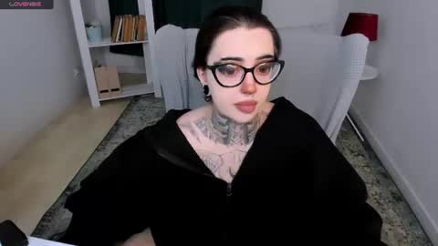 dixipixi_ online show from June 25, 7:13 am
