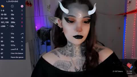 dixipixi_ online show from October 31, 5:42 am