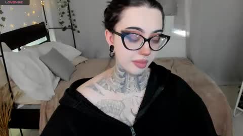 dixipixi_ online show from July 30, 10:38 am