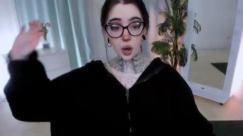 dixipixi_ online show from June 18, 5:42 am