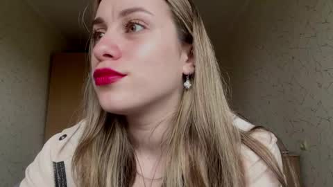 Mia online show from May 14, 8:20 am