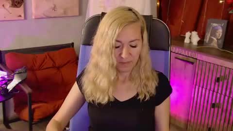 Donna online show from June 18, 8:03 pm