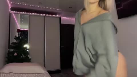 MOLLYYYY dont forget to give me a thumb up online show from December 21, 2:52 am