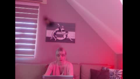 Snapshot of dreamcatcherfantasy chatting on September 19, 7:18 am A girl online show from September 19, 7:18 am