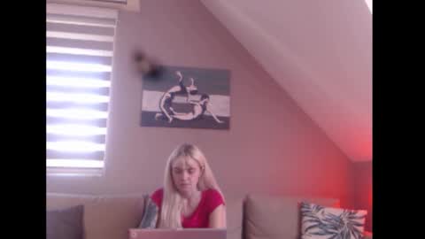 Snapshot of dreamcatcherfantasy chatting on September 12, 7:29 am A girl online show from September 12, 7:29 am