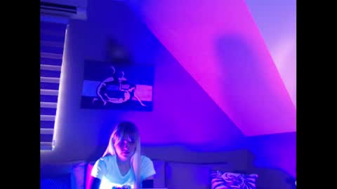 Snapshot of dreamcatcherfantasy chatting on December 22, 7:22 am A girl online show from December 22, 7:22 am