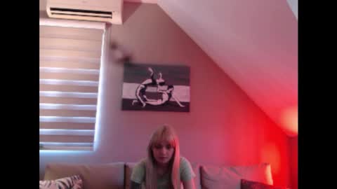 Snapshot of dreamcatcherfantasy chatting on March 3, 7:59 am A girl online show from March 3, 7:59 am