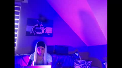 Snapshot of dreamcatcherfantasy chatting on January 28, 7:43 am A girl online show from January 28, 7:43 am