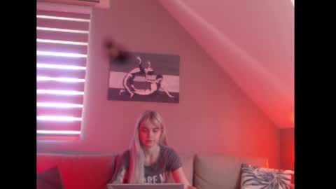 Snapshot of dreamcatcherfantasy chatting on September 22, 7:18 am A girl online show from September 22, 7:18 am