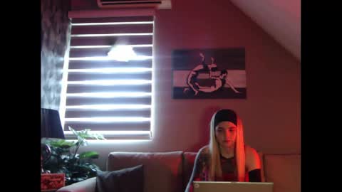 Snapshot of dreamcatcherfantasy chatting on February 12, 7:55 am A girl online show from February 12, 7:55 am