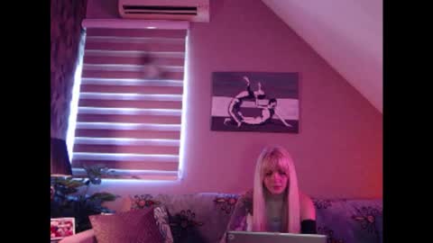 Snapshot of dreamcatcherfantasy chatting on February 28, 9:15 am A girl online show from February 28, 9:15 am