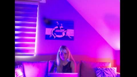 Snapshot of dreamcatcherfantasy chatting on October 17, 7:22 am A girl online show from October 17, 7:22 am