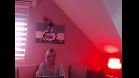 Snapshot of dreamcatcherfantasy chatting on September 26, 6:55 am A girl online show from September 26, 6:55 am