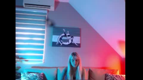 Snapshot of dreamcatcherfantasy chatting on October 13, 7:22 am A girl online show from October 13, 7:22 am