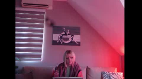 Snapshot of dreamcatcherfantasy chatting on October 27, 7:59 am A girl online show from October 27, 7:59 am