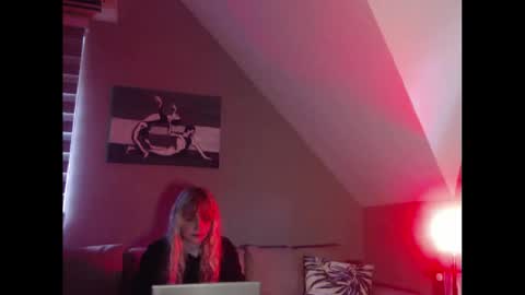 Snapshot of dreamcatcherfantasy chatting on December 3, 8:03 am A girl online show from December 3, 8:03 am