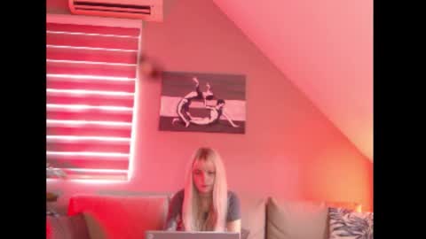 Snapshot of dreamcatcherfantasy chatting on October 10, 7:35 am A girl online show from October 10, 7:35 am