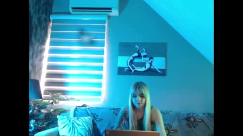 Snapshot of dreamcatcherfantasy chatting on February 3, 8:24 am A girl online show from February 3, 8:24 am