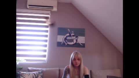 Snapshot of dreamcatcherfantasy chatting on March 10, 7:55 am A girl online show from March 10, 7:55 am