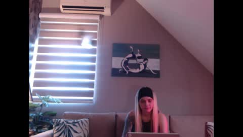 Snapshot of dreamcatcherfantasy chatting on February 21, 8:17 am A girl online show from February 21, 8:17 am