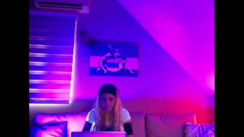 Snapshot of dreamcatcherfantasy chatting on February 26, 7:55 am A girl online show from February 26, 7:55 am