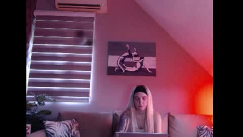 Snapshot of dreamcatcherfantasy chatting on October 22, 7:24 am A girl online show from October 22, 7:24 am