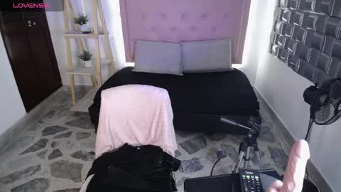 dulce__lovee online show from December 4, 10:10 pm