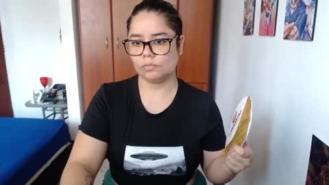 eimy_saenzz online show from December 1, 5:15 pm