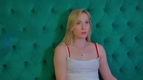 elaravoltage online show from June 10, 6:06 pm