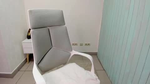 elieiza_xo online show from September 25, 2:32 am