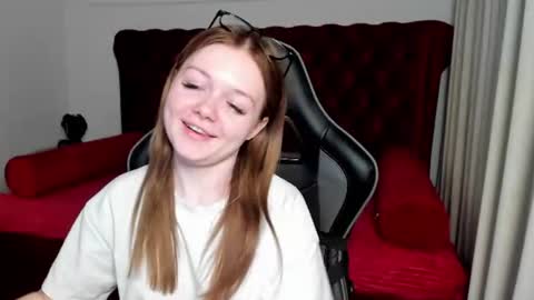 elinavale online show from June 12, 5:32 pm