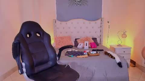 Elizabeth  online show from June 21, 2:04 am