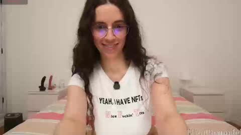 Snapshot of elizathemodel chatting on February 20, 3:52 pm Eliza online show from February 20, 3:52 pm