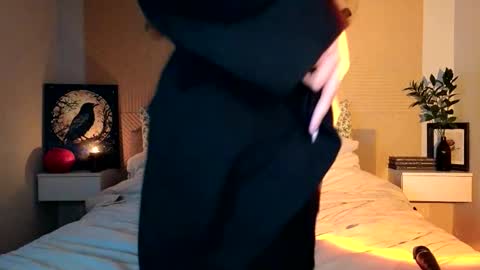 Lisa  online show from October 28, 2:45 pm