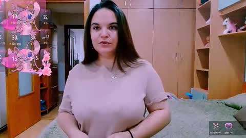 Snapshot of ella_diamonds chatting on September 15, 5:49 am Ella online show from September 15, 5:49 am