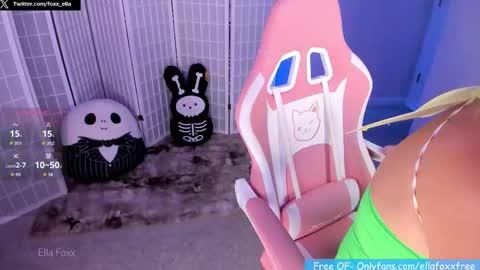Snapshot of ella_foxx chatting on October 24, 4:52 am ella_foxx online show from October 24, 4:52 am