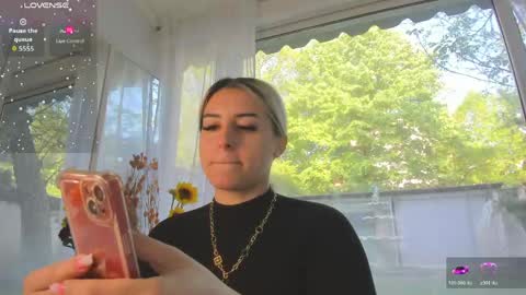 ella_vee online show from April 28, 5:33 am