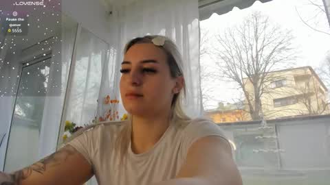 ella_vee online show from March 18, 6:29 am