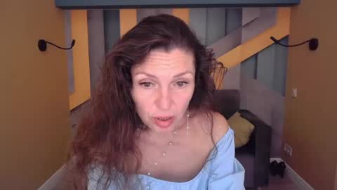 EllaLongs online show from June 12, 11:18 am